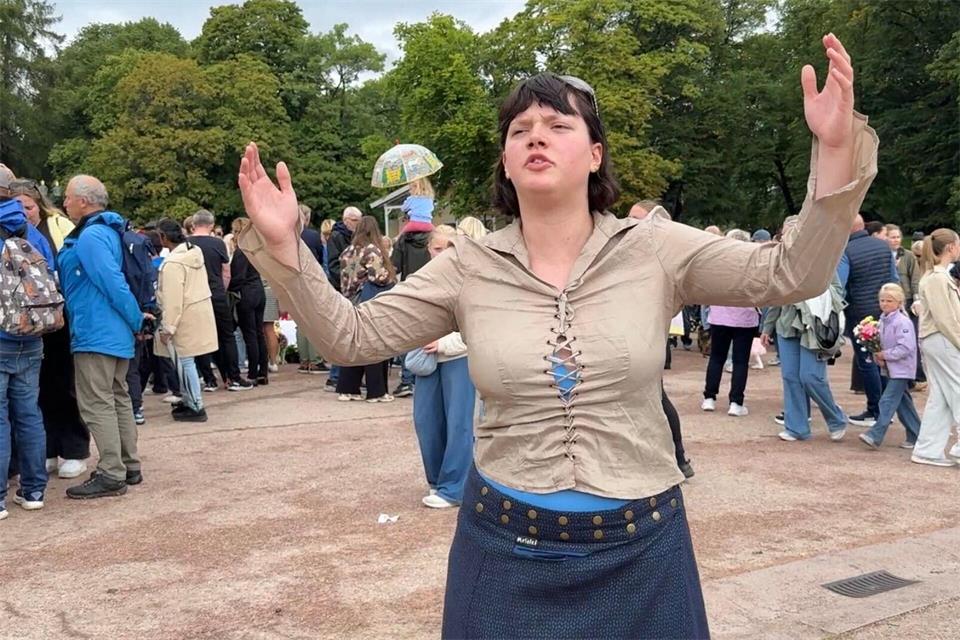  Sonya Lii Nome Barlow singt auf dem Schlossplatz ein Lied zu Ehren von Harald V. Julia Wäschenbach/dpa