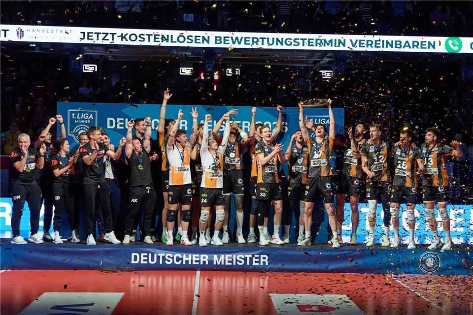  Spieler der Berlin Volleys jubeln nach dem Sieg über den Meistertitel.Georg Wendt/dpa