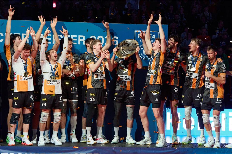  Spieler der Berlin Volleys jubeln nach dem Sieg über den Meistertitel.Georg Wendt/dpa