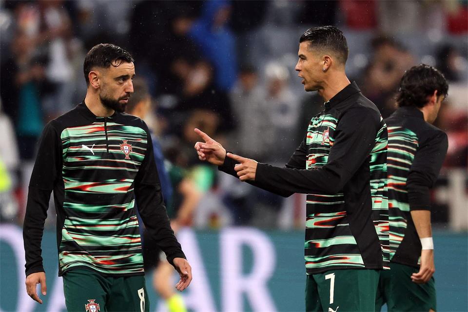  Spielt wohl nicht mehr mit Ronaldo in der Auswahl: Bruno Fernandes (l). (Archivbild)Christian Charisius/dpa