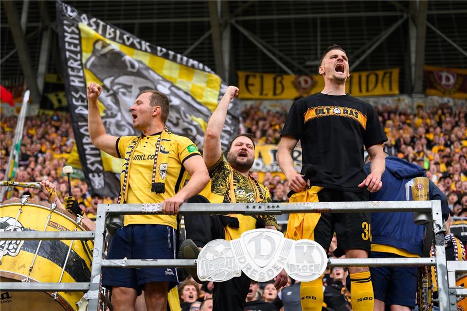  Stefan Kutschke (Dynamo Dresden, r) steht nach dem Spiel und dem Ende seiner Karriere auf dem Zaun im K-Block.Robert Michael/dpa