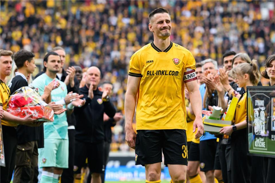  Stefan Kutschke (Dynamo Dresden) verabschiedet sich nach dem Spiel von den Fans.Robert Michael/dpa