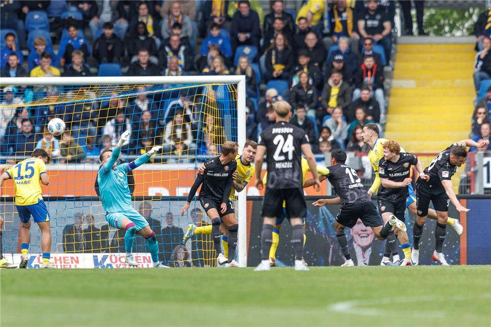  Stefan Kutschke (r, Dynamo Dresden) trifft zum 1:2.Andreas Gora/dpa