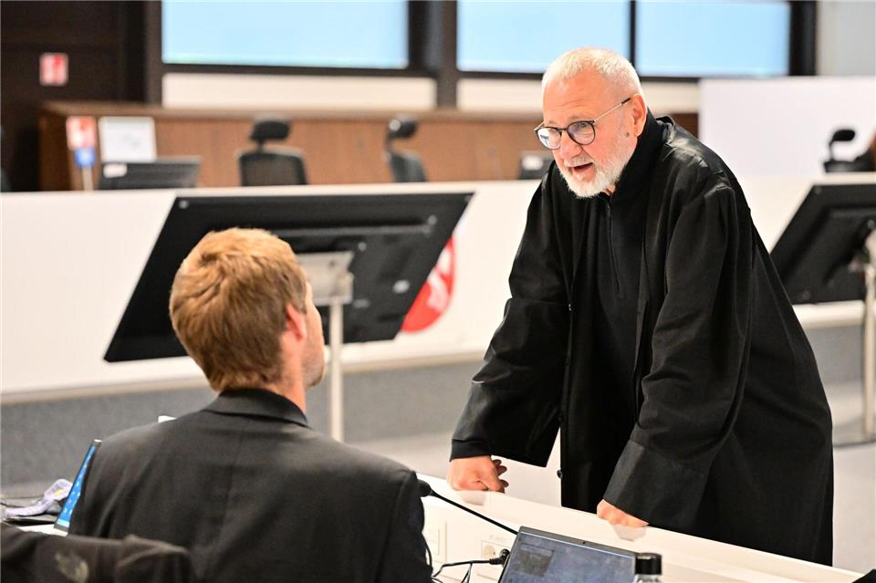  Steffen Hörning (r), Anwalt der Nebenklage, verweist in seinem Plädoyer auf das Leid der Opfer.Sina Schuldt/dpa