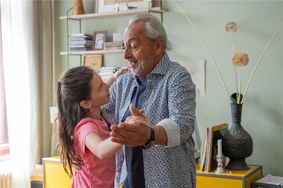  Stubbe übt mit seiner Enkelin Caro Tango zu tanzen.Christoph Assmann/ZDF/dpa