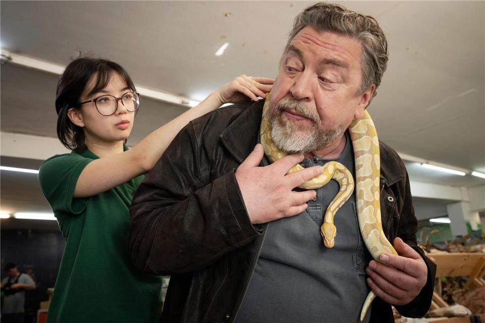  Ta (Purnima Grätz) versucht vergeblich, Günther Kuballa (Armin Rohde) mit einer Schlange zu erschrecken.--/WDR Kommunikation/Redaktion Bild/dpa