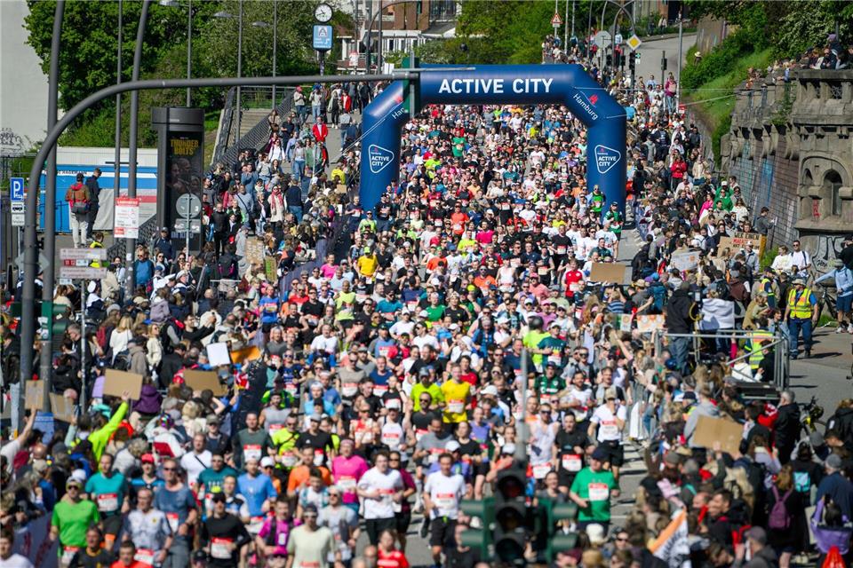  Teilnehmer laufen an den Landungsbrücken vorbei.Gregor Fischer/dpa