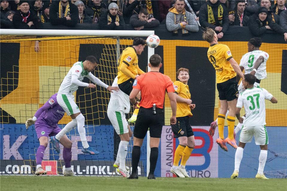  Thomas Keller (M, Dynamo Dresden) trifft per Kopfball zum 1:0.Sebastian Kahnert/dpa