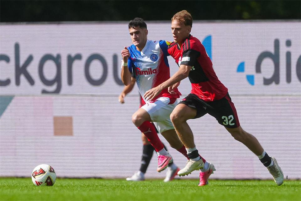  Tim Janisch (1. FC Nürnberg) im Laufduell mit dem Kieler Guillermo Balzi.Marcel von Fehrn/dpa