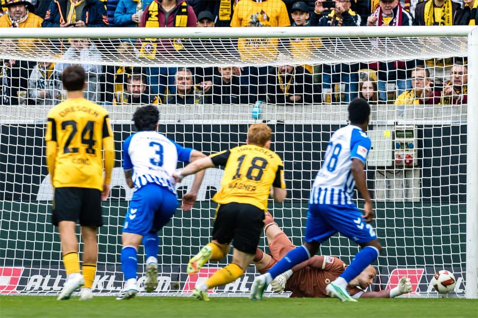  Torwart Dominik Reimann (1. FC Magdeburg, hinten) lässt einen Elfmeter zum 1:0 passieren.Frank Hammerschmidt/dpa