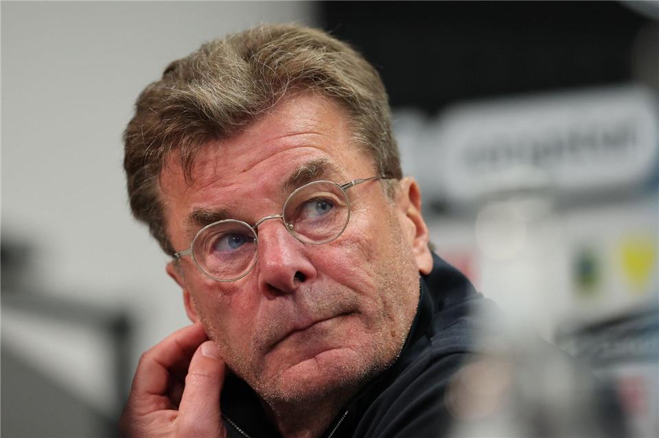  Trainer Dieter Hecking vom VfL Wolfsburg. Christian Charisius/dpa