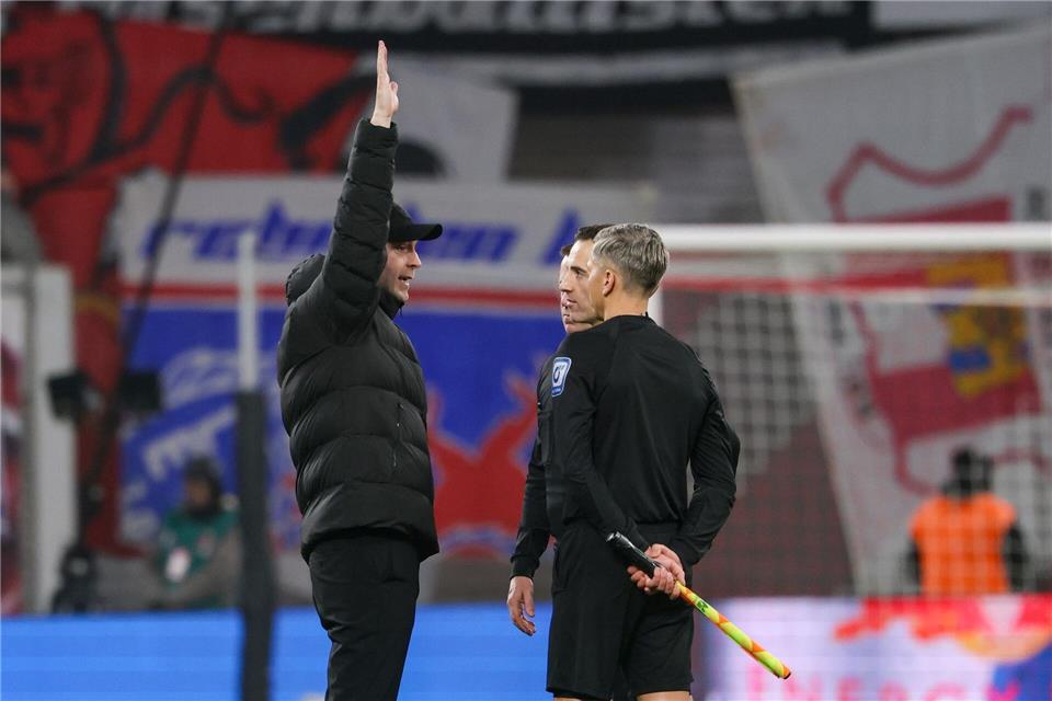  Trainer Ole Werner (RB Leipzig) diskutiert mit dem Schiedsrichterteam um Schiedsrichter Benjamin Brand.Jan Woitas/dpa