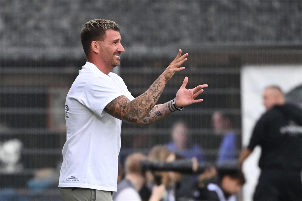  Trainer Pascal Reinhardt schaffte mit der SG Sonnenhof Großaspach eine Überraschung.Marijan Murat/dpa