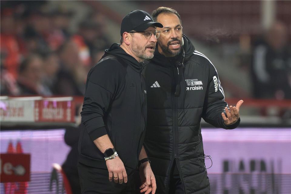  Trainer Steffen Baumgart (l, 1. FC Union Berlin) durfte endlich wieder Stürmertore bejubeln.Soeren Stache/dpa