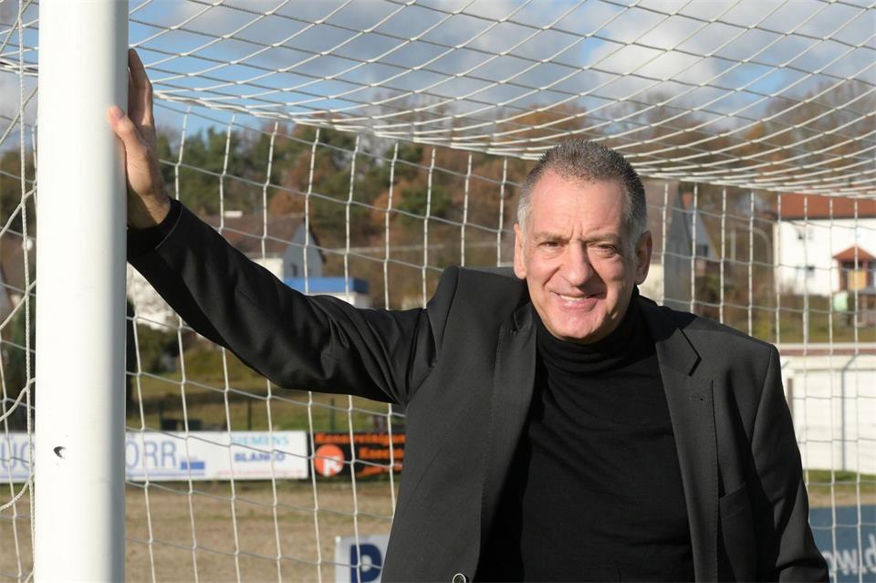  Trotz hoher Einnahmen während seiner aktiven Laufbahn musste Eike Immel 2008 Privatinsolvenz anmelden. (Archivbild)Uwe Zucchi/dpa