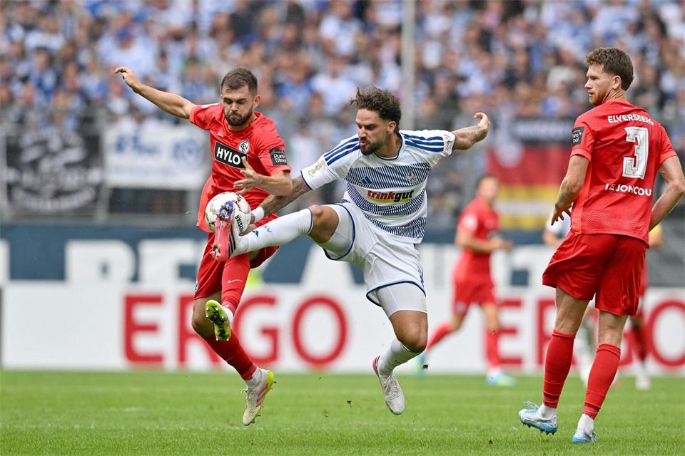  Tyger Lobinger (m) erzielte das 1:1 für den MSV Duisburg.Anke Waelischmiller/dpa