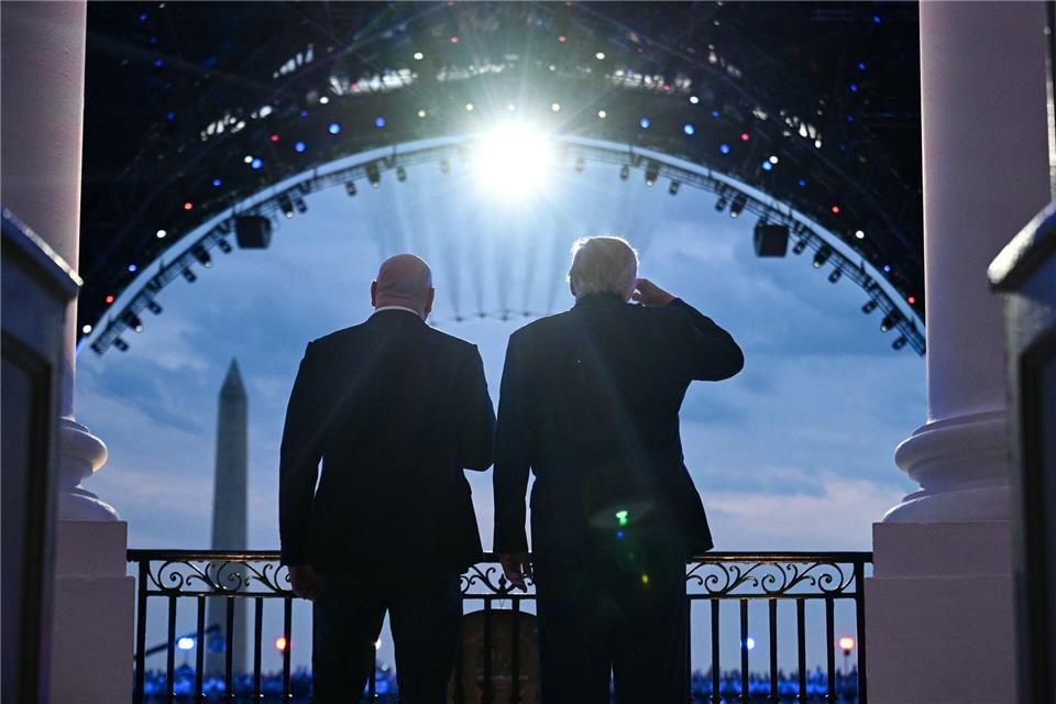 UFC-Boss Dana White und US-Präsident Donald Trump verfolgen den Jet-Überflug Seite an Seite vom Weißen Haus aus. Saul Loeb/Pool AFP via AP/dpa
