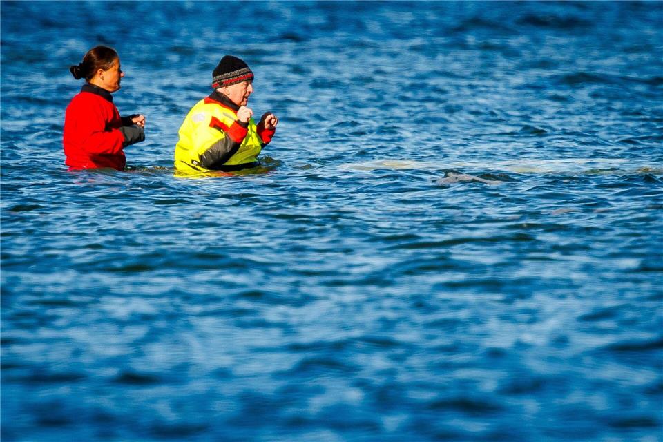  Umweltminister Till Backhaus war auch am Sonntag wieder direkt am Wal.Jens Büttner/dpa
