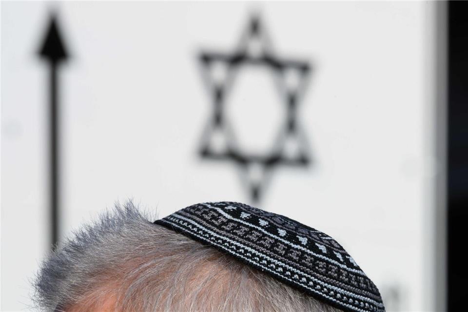  Unbekannte Täter haben das Wort „Jude“ in den Briefkasten einer jüdischen Familie in Hamburg-Harburg geritzt. (Symbolbild)Robert Michael/dpa