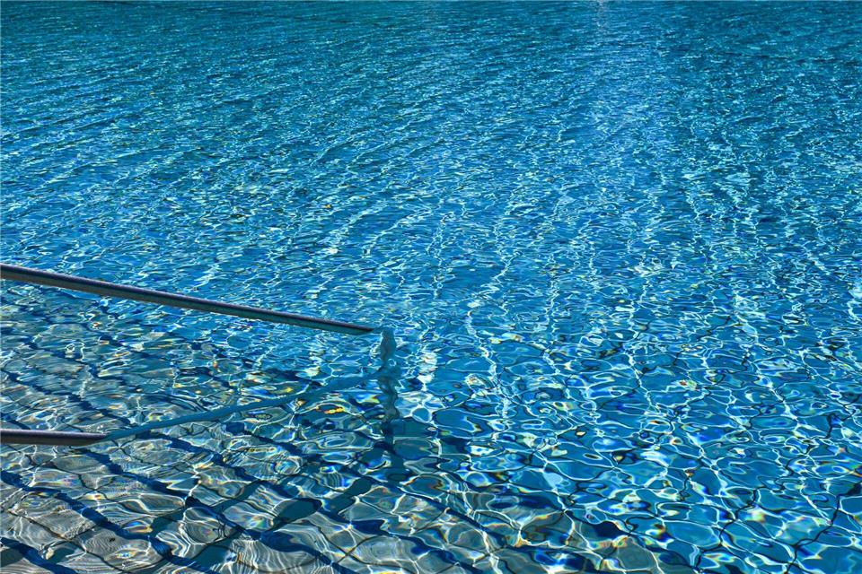 Unfall im Freibad: Mann springt auf neunjähriges Mädchen - dieses wird schwer verletzt. (Symbolbild)Jens Kalaene/dpa