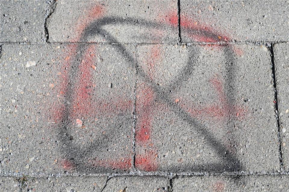  Unkenntlich gemachtes Hakenkreuz - auch an Hessens Schulen kommt es zu extremistischen Vorfällen. (Symbolbild)Patrick Pleul/dpa