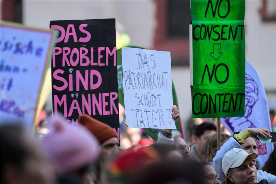  Unter dem Motto „Es reicht!“ haben am Montag in Frankfurt mehrere tausend Menschen gegen Sexismus und strukturelle Gewalt gegen Frauen demonstriert.Hannes P. Albert/dpa