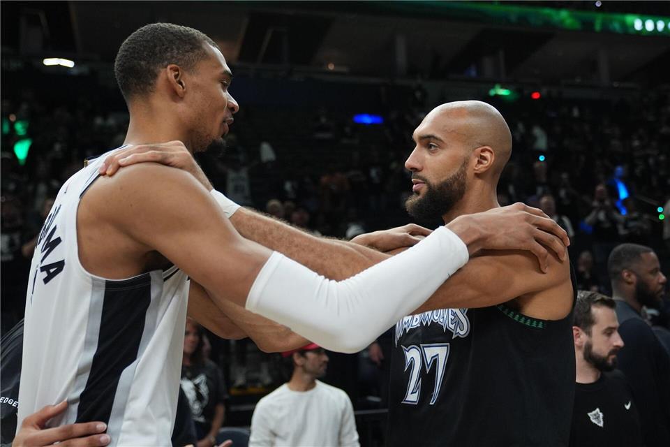  Victor Wembanyama (l) und die San Antonio Spurs stehen im NBA-Halbfinale.Abbie Parr/AP/dpa