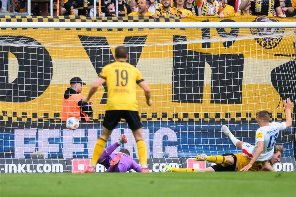  Vincent Vermeij (Dynamo Dresden, r) erzielt das Tor zum 2:0.Robert Michael/dpa