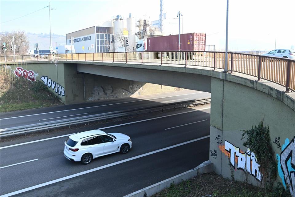  Von einer Brücke aus sollen die Kinder die Gegenstände geworfen haben. (Symbolbild)Bernd Weißbrod/dpa