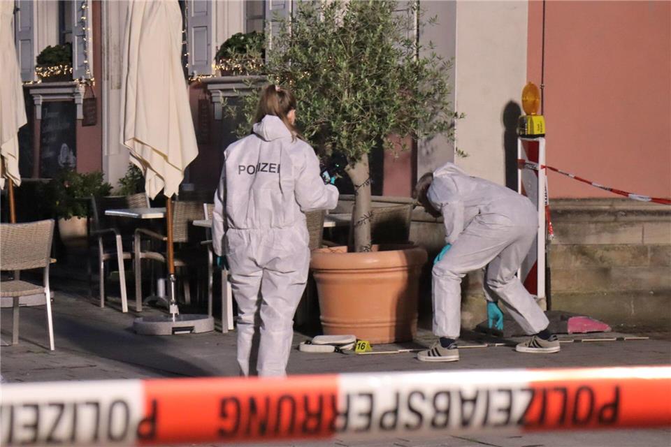  Weil Pfefferspray und Warnschüsse ihn nicht aufhielten, gaben die Polizisten mehrere Schüsse auf den Mann ab.Priebe/pr-video /dpa