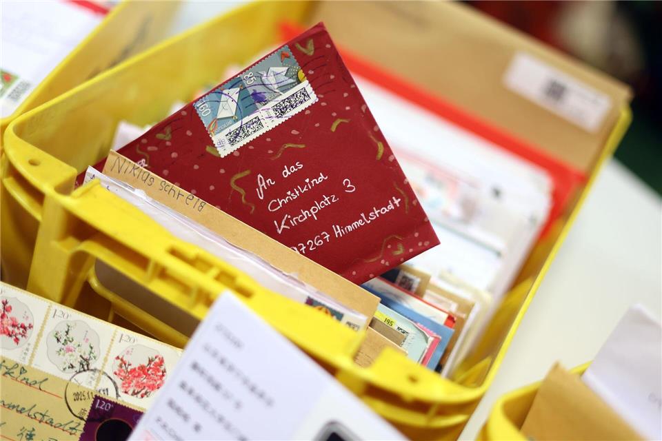  Wichtig ist, dem Christkind die Absenderadresse mitzuteilen. (Archivbild)Karl-Josef Hildenbrand/dpa