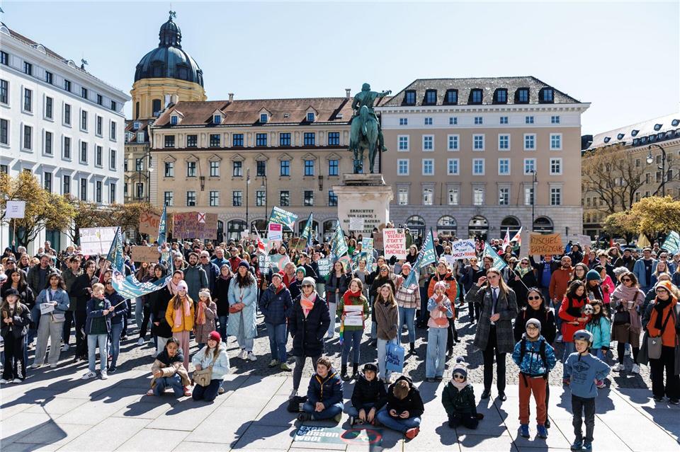 Petition gegen unangekündigte Tests vor Übergabe „Wir haben einen langen Atem und wir werden immer mehr“, erklärte die 17 Jahre alte Initiatorin Amelie N. Matthias Balk/dpa