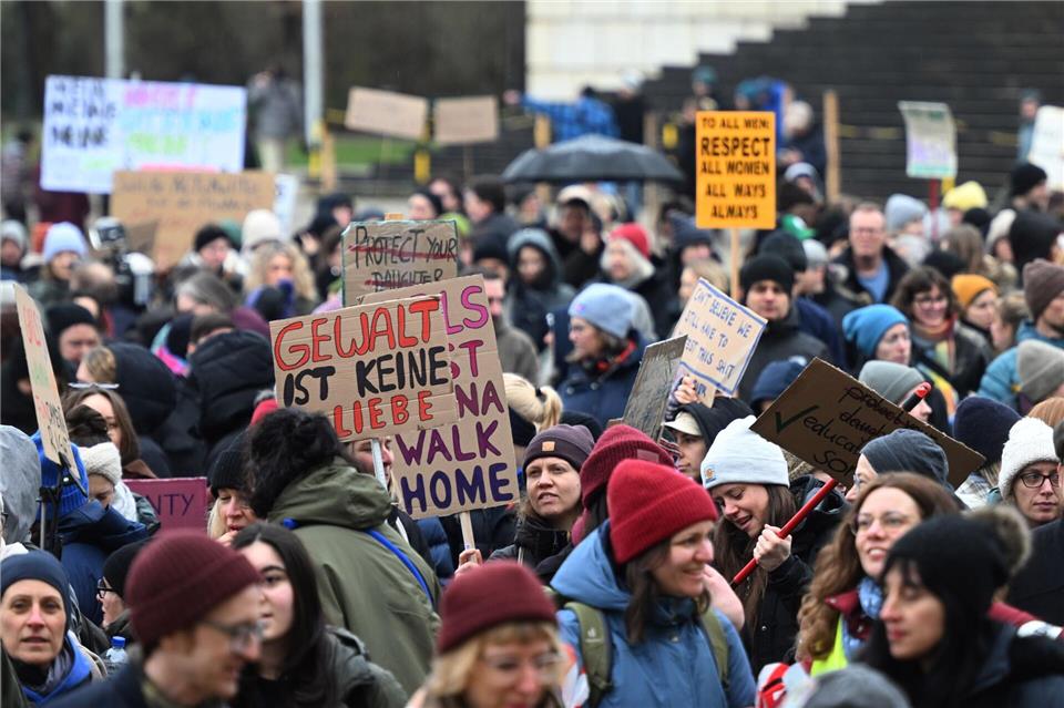  Zu der Demonstration hat unter anderem die Grüne Jugend aufgerufen. Felix Hörhager/dpa