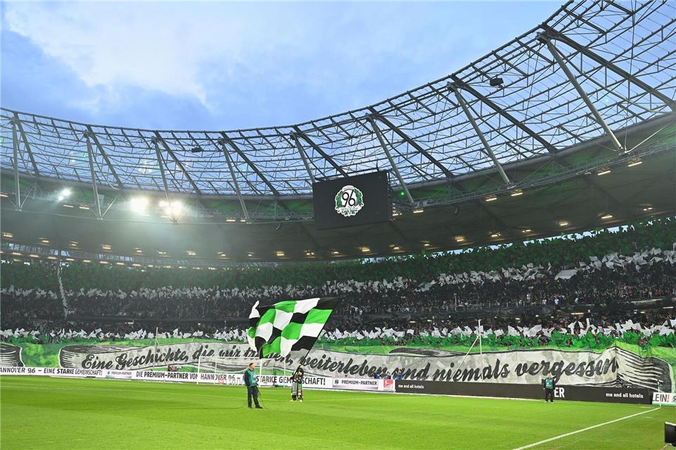 Zum 130. Geburtstag gibt es eine große Choreographie der Fans von Hannover 96.Swen Pförtner/dpa