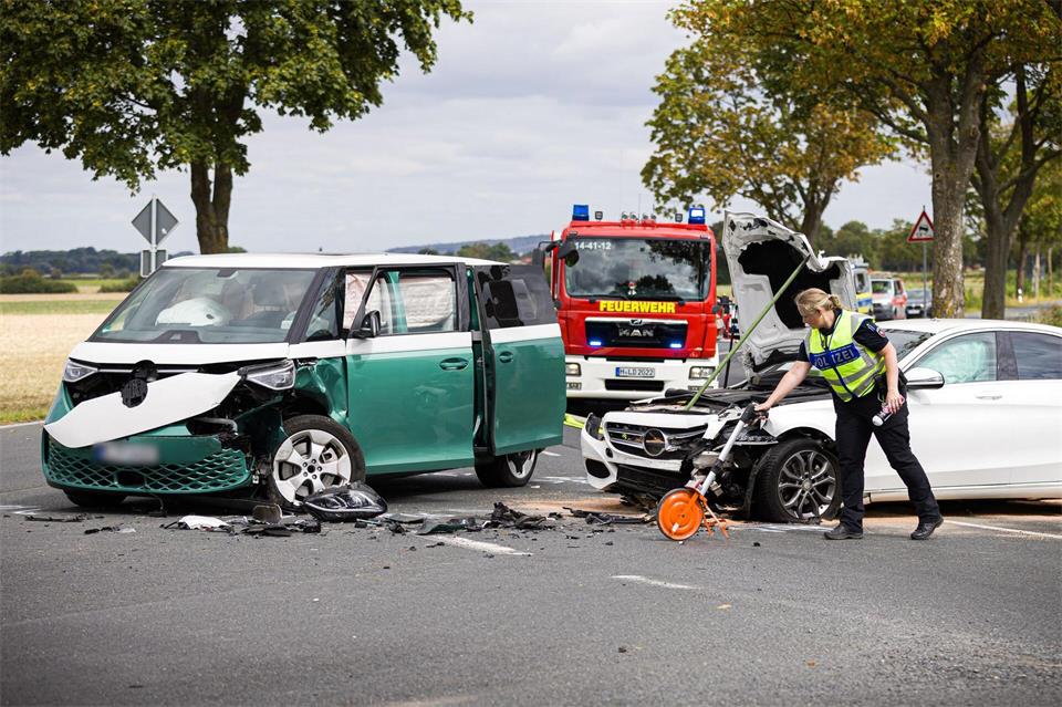  Zwei Kinder schwer verletzt bei Unfall in Region Hannover.Moritz Frankenberg/dpa