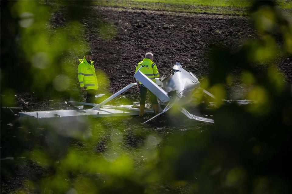  Zwei Menschen sind bei dem Absturz am Sonntagabend gestorben.Harald Tittel/dpa