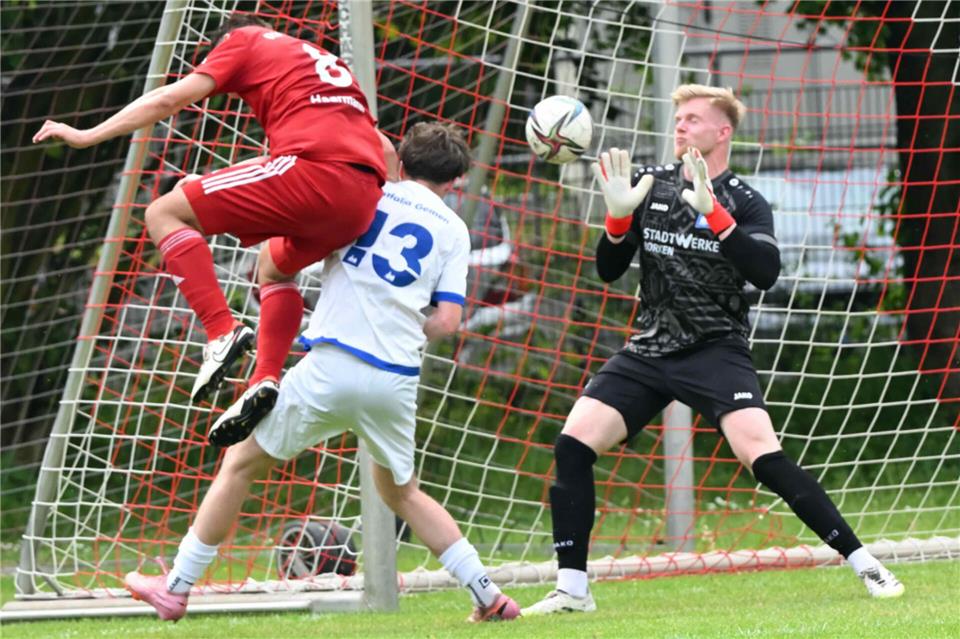 1:0-Kopfballtreffer durch Deutens Timo Haarmann: Torwart Lennart Dillhage ist machtlos, und Lukas Kemper (13) kommt zu spät nach Eckball von Mahmoud El-Dorr.