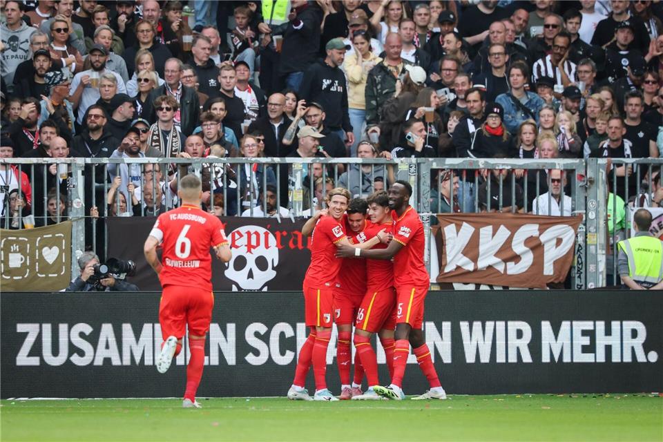 „Mentalitätsleistung“: St. Pauli siegt nach Rückstand 1:0 für Augsburg: Fabian Rieder (M) jubelt am Millerntor. Christian Charisius/dpa