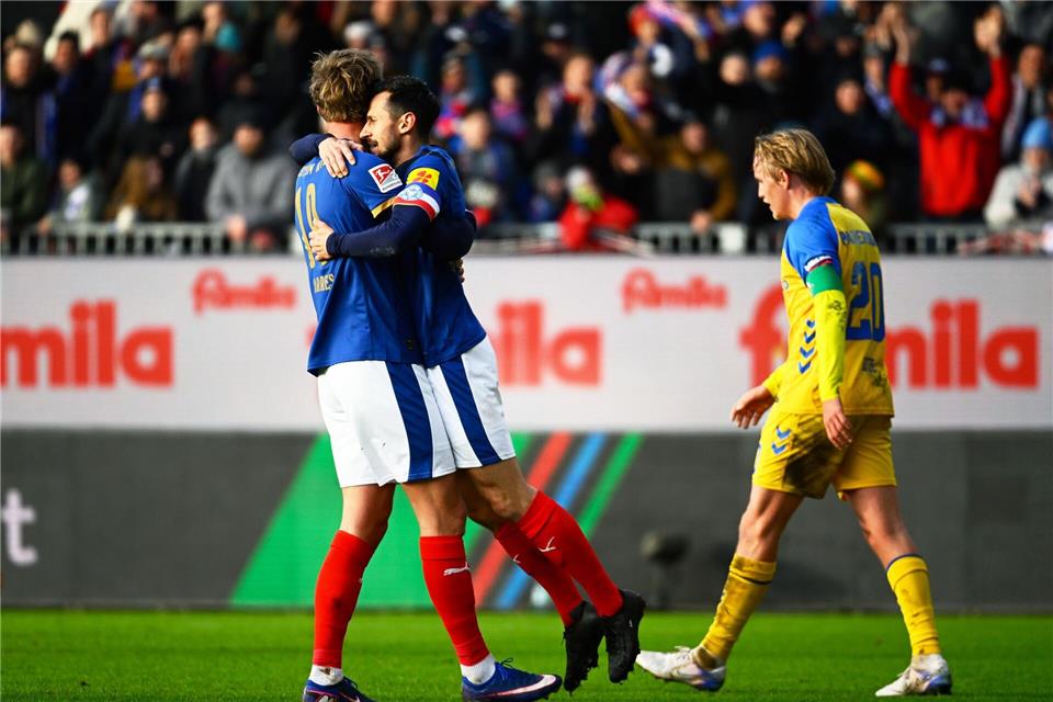 1:0 gegen Paderborn: Kiels Steven Skrzybski (M) jubelt über seinen Treffer mit Teamkollege Phil Harres (l).Gregor Fischer/dpa