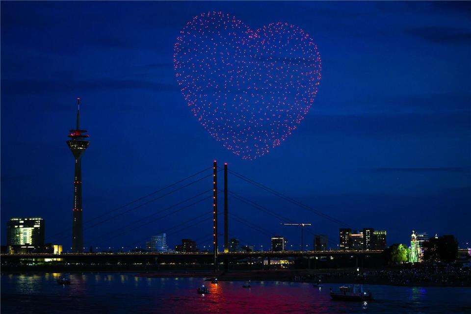 1000 Drohnen formen ein Herz über dem Rhein. Die Drohnenshow soll es auch in diesem Jahr wieder geben. (Archivbild)Christoph Reichwein/dpa