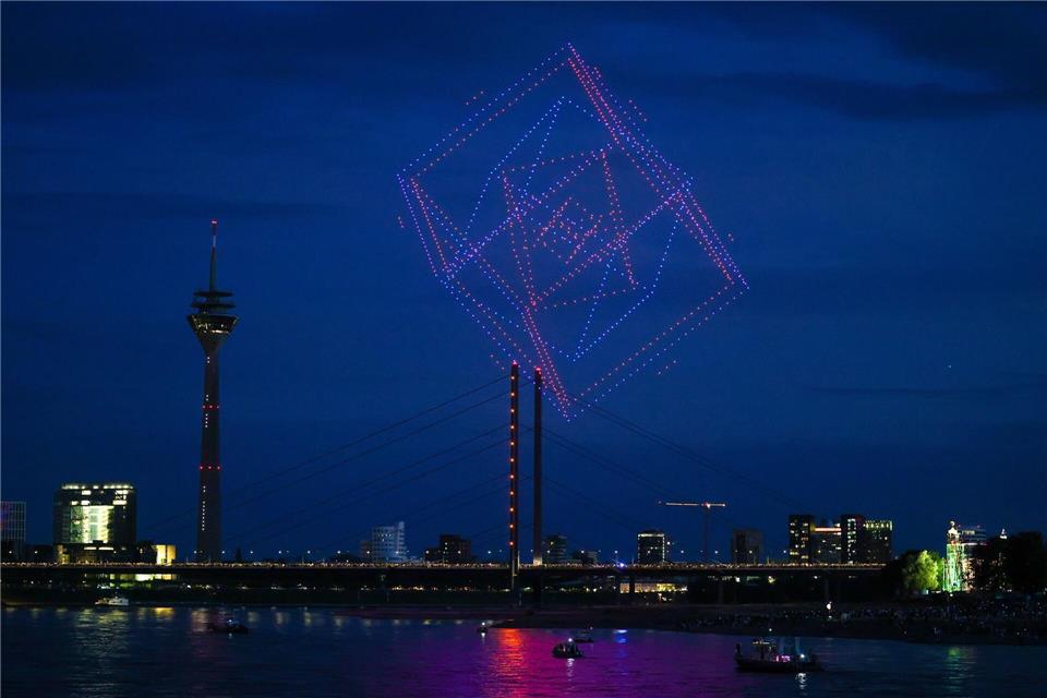 1000 Drohnen über dem Rhein an der Rheinkirmes formen mehrere ineinander verschlungene Würfel. (Archivbild)Christoph Reichwein/dpa