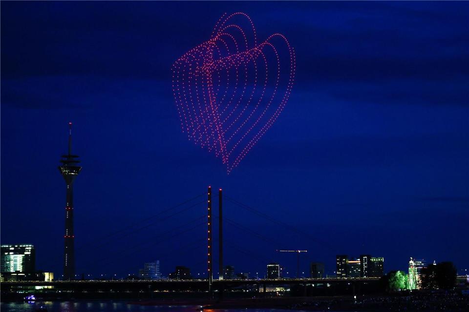 1000 Drohnen über dem Rhein an der Rheinkirmes formen merhere ineinander liegende rote Herzen. (Archivbild)Christoph Reichwein/dpa