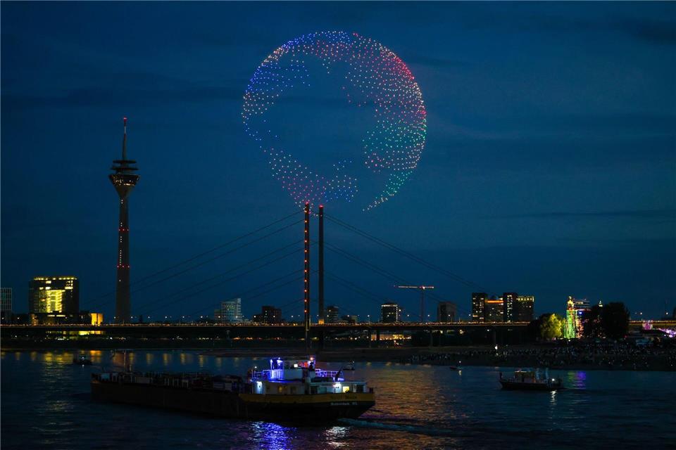 1.000 Drohnen über dem Rhein an der Rheinkirmes formen eine Weltkugel. (Archivbild)Christoph Reichwein/dpa