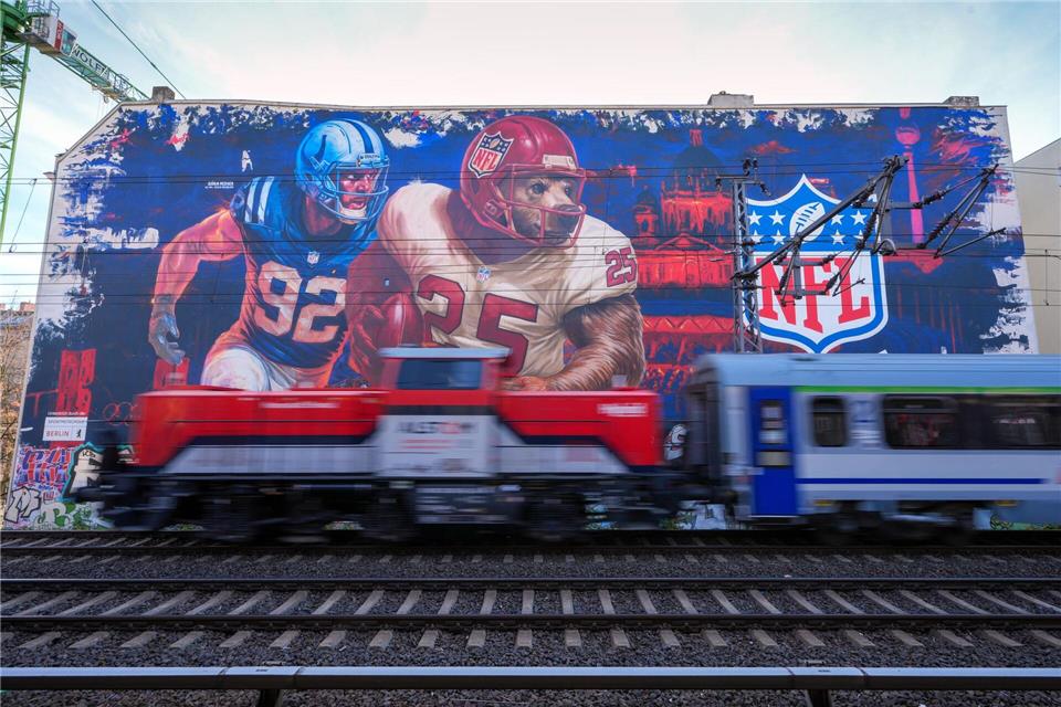 1000 Quadratmeter groß: Mitten in Berlin prangt ein NFL-Wandbild. Soeren Stache/dpa