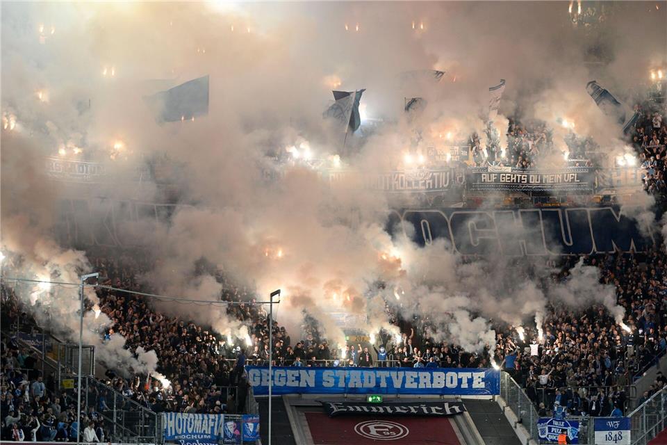 10.000 Fans haben den VfL Bochum nach Düsseldorf begleitet. Die Anreise betrug nur etwa 50 Kilometer. Anke Waelischmiller/dpa