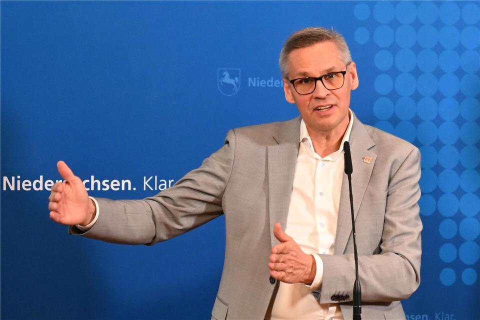 10.000 Jobs in der Industrie gingen derzeit monatlich in Deutschland verloren, warnt IG-Metall-Bezirkschef Gröger.Shireen Broszies/dpa