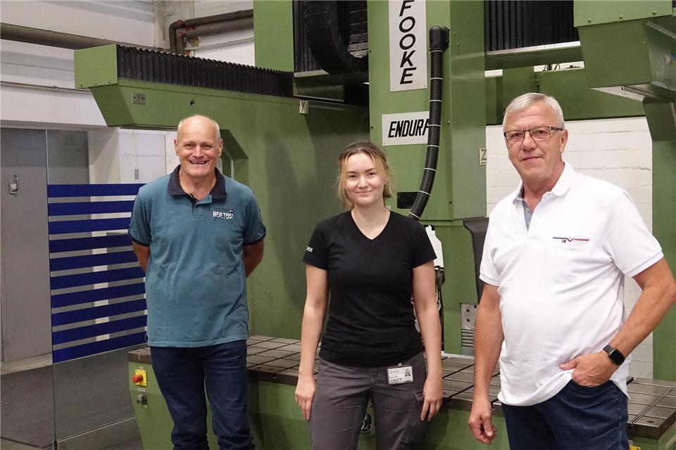 102 Jahre Betriebserfahrung auf einem Bild (von links): Clemens Ebbing, Ottilia Becker und Jürgen Schwarzer. Im Hintergrund ein Bohr- und Fräsautomat von 1988 der Firma Fooke. Über Jahre seien mit der Maschine Stühle hergestellt worden, berichtet Ebbing.