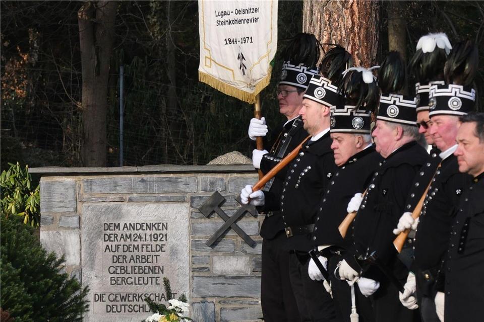 105 Jahre nach der schweren Grubenexplosion in einem Steinkohlebergwerk in Oelsnitz/Erzgebirge wird der vielen Toten und Verletzten gedacht. Sebastian Willnow/dpa