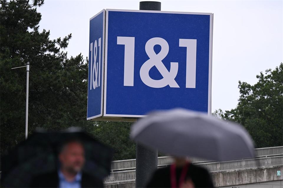 1&1-Logo am Düsseldorfer Standort des Konzerns. (Archivbild)Wolf von Dewitz/dpa