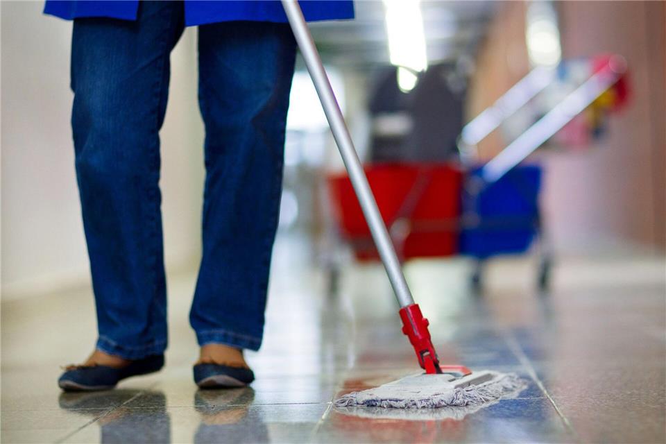 11 Prozent der Haushalte in Deutschland beschäftigen laut IW eine Haushaltshilfe. (Symbolfoto)Jens Büttner/dpa